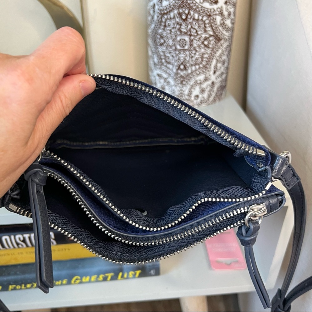 ⭐️3/$20 Old Navy blue velvet crossbody chevron quilted purse - Picture 6 of 9